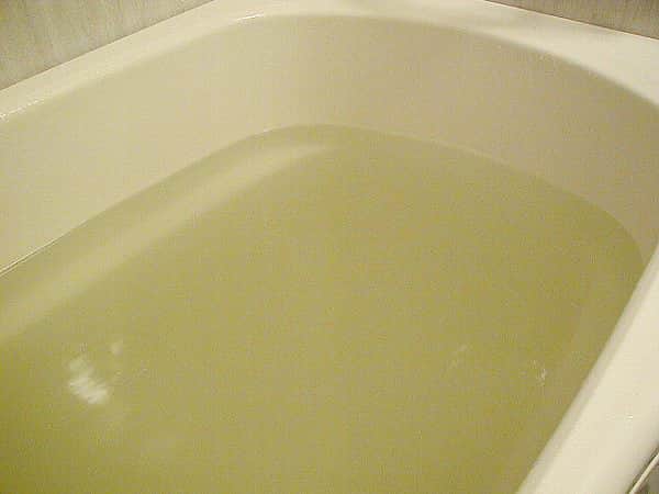 麦飯石の入浴剤を入れて白く濁った湯船