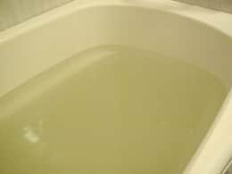 麦飯石入浴剤を入れて濁ったお風呂のお湯