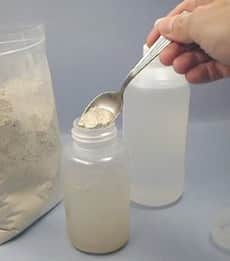 水に麦飯石パウダーを入れる